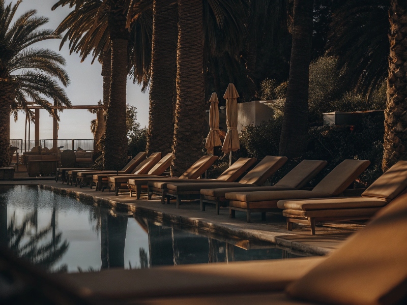 Area relax e piscina del beach club La Mariposa a Ostia