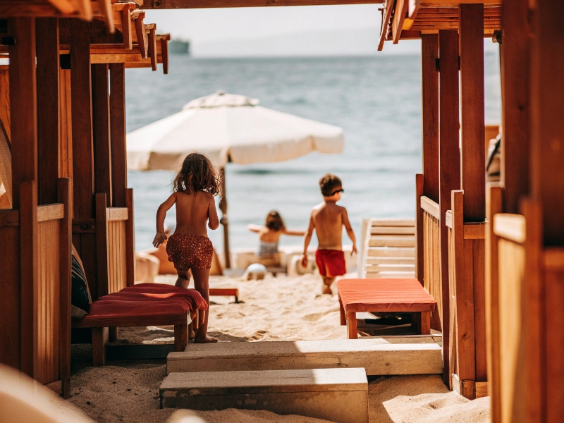 Bambini che giocano sulla spiaggia di Lido di Ostia in estate